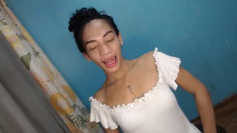Snapshot of uncut_queen chatting on 10-15-25, 03:06 LOVELY JANE online show from 10-15-25, 03:06
