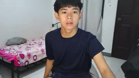 Snapshot of ur_younngtwinkxxx chatting on 01-19-26, 04:33 Ken online show from 01-19-26, 04:33