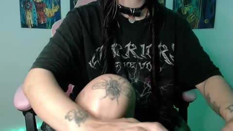 Snapshot of urbaby6irl chatting on 01-11-25, 11:12 Danielle online show from 01-11-25, 11:12