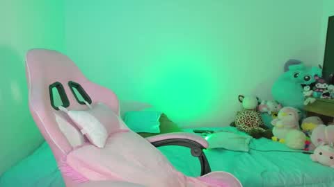 Snapshot of urbaby6irl chatting on 05-10-26, 10:53 Danielle online show from 05-10-26, 10:53