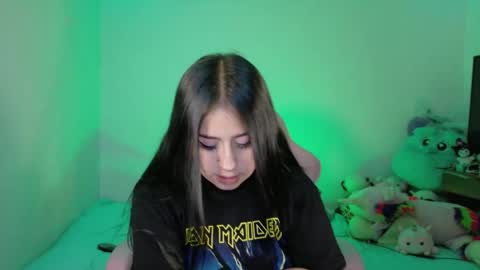 Snapshot of urbaby6irl chatting on 05-19-26, 09:48 Danielle online show from 05-19-26, 09:48