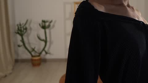 Snapshot of urcutelinda chatting on 12-22-24, 02:06 Linda Restrepo online show from 12-22-24, 02:06