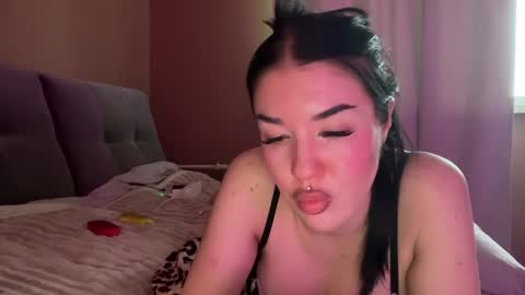 Snapshot of urdevilbaby chatting on 01-12-25, 11:50 Margo online show from 01-12-25, 11:50