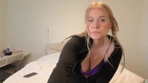 Snapshot of urfavcollegegirl chatting on 02-11-25, 12:49 Maryia Kay online show from 02-11-25, 12:49