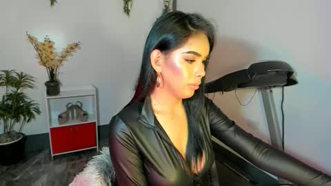 Snapshot of urfavouriteobsession chatting on 01-05-25, 02:41 Angela Cullens online show from 01-05-25, 02:41