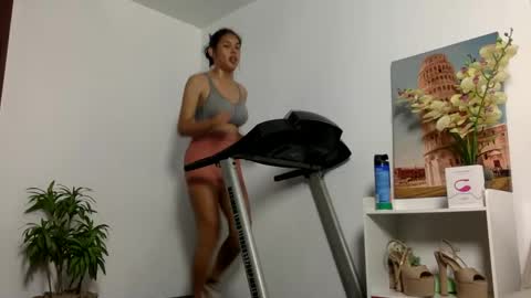 Snapshot of urfavouriteobsession chatting on 02-06-25, 09:17 Angela Cullens online show from 02-06-25, 09:17