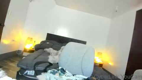 Snapshot of urfavouriteobsession chatting on 11-29-25, 04:32 Angela Cullens online show from 11-29-25, 04:32