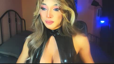 Snapshot of urgoddess_bella chatting on 11-18-25, 05:34 My bella 3 online show from 11-18-25, 05:34