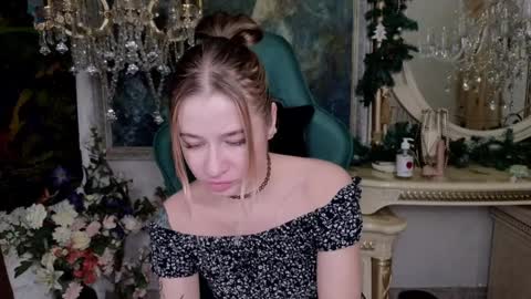 Snapshot of uvrays999 chatting on 01-17-25, 12:31 Leila online show from 01-17-25, 12:31