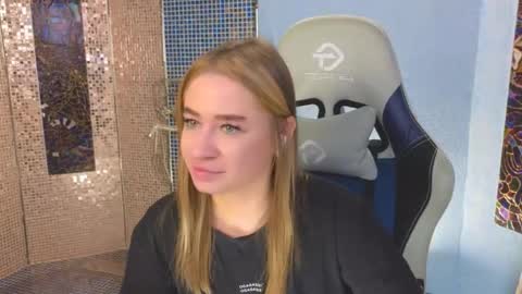 Snapshot of uvrays999 chatting on 10-30-25, 05:13 Leila online show from 10-30-25, 05:13