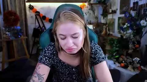 Snapshot of uvrays999 chatting on 11-15-25, 08:38 Leila online show from 11-15-25, 08:38