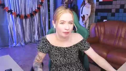 Snapshot of uvrays999 chatting on 11-16-25, 10:26 Leila online show from 11-16-25, 10:26