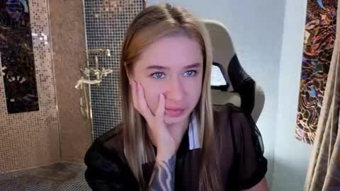 Snapshot of uvrays999 chatting on 11-26-25, 02:18 Leila online show from 11-26-25, 02:18