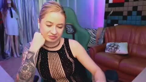 Snapshot of uvrays999 chatting on 11-27-25, 06:26 Leila online show from 11-27-25, 06:26