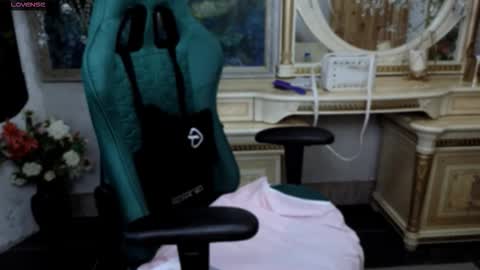 Snapshot of uvrays999 chatting on 11-28-25, 09:12 Leila online show from 11-28-25, 09:12