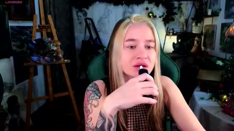 Snapshot of uvrays999 chatting on 01-10-26, 06:53 Leila online show from 01-10-26, 06:53