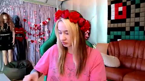 Snapshot of uvrays999 chatting on 02-12-26, 09:43 Leila online show from 02-12-26, 09:43