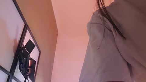 Snapshot of uwu_vi chatting on 01-14-25, 10:55 vivi online show from 01-14-25, 10:55