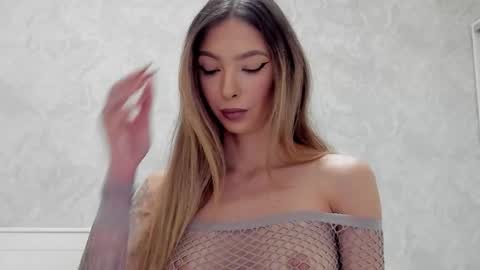 Snapshot of v_deville chatting on 10-30-25, 08:27 Mia online show from 10-30-25, 08:27