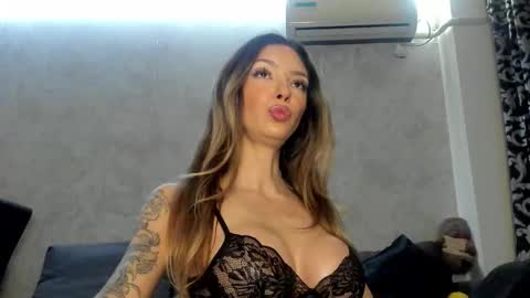 Snapshot of v_deville chatting on 01-06-26, 05:33 Mia online show from 01-06-26, 05:33