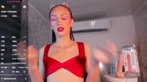 Snapshot of v_suckscock chatting on 10-24-25, 01:51 online show from 10-24-25, 01:51