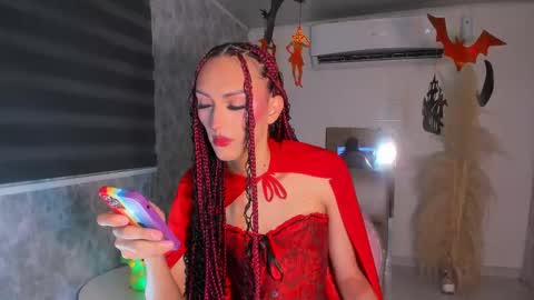 Snapshot of v_suckscock chatting on 10-31-25, 03:46 online show from 10-31-25, 03:46