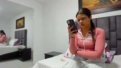 Snapshot of vahiolet_smith chatting on 06-02-26, 03:08 Vahiolet smith online show from 06-02-26, 03:08