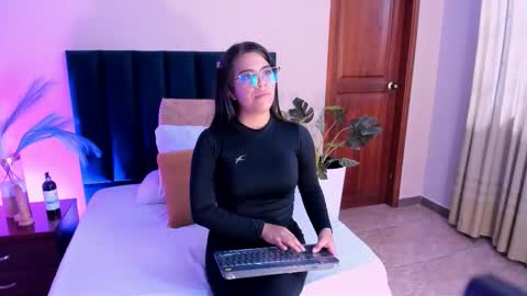 Snapshot of vaialowell chatting on 03-02-26, 06:26 VaiaLowell online show from 03-02-26, 06:26