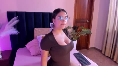 Snapshot of vaialowell chatting on 03-09-26, 06:23 VaiaLowell online show from 03-09-26, 06:23