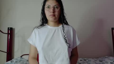 Snapshot of vainilla_cam chatting on 05-20-26, 01:23 Vainilla online show from 05-20-26, 01:23
