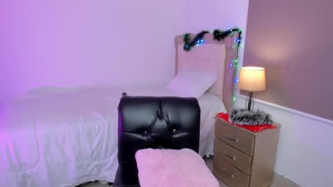 Snapshot of vale_kross chatting on 12-29-24, 04:08 HI IM NEW online show from 12-29-24, 04:08