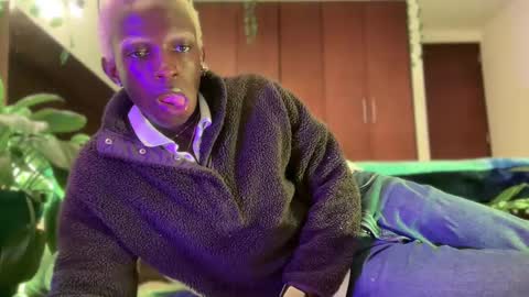 Snapshot of valent1nn chatting on 01-17-25, 12:10 Valentin independent Cam Boy online show from 01-17-25, 12:10