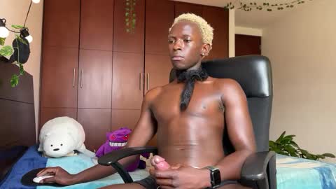 Snapshot of valent1nn chatting on 02-11-25, 05:07 Valentin independent Cam Boy online show from 02-11-25, 05:07