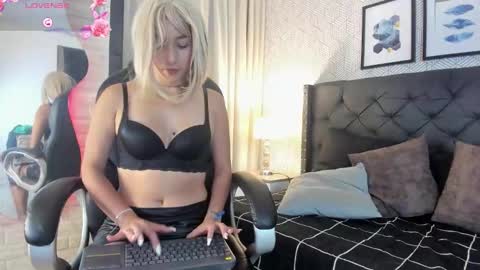 Snapshot of valentina__desire chatting on 11-25-25, 12:05 Valen online show from 11-25-25, 12:05