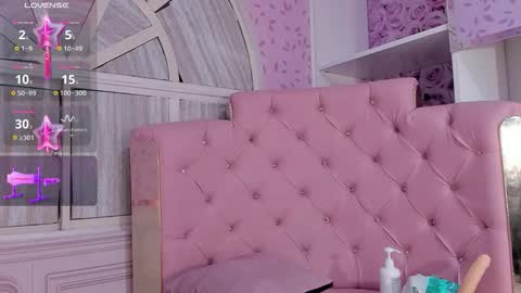 Snapshot of valentina_cortes72 chatting on 09-13-25, 08:25 Valentina online show from 09-13-25, 08:25