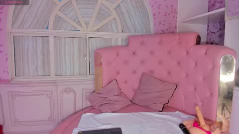 Snapshot of valentina_cortes72 chatting on 10-14-25, 10:21 Valentina online show from 10-14-25, 10:21