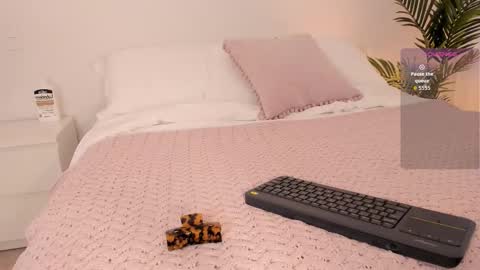 Snapshot of valentina_m17 chatting on 12-17-25, 11:00 VALENTINA online show from 12-17-25, 11:00