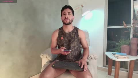 Snapshot of valentinoford chatting on 01-18-25, 04:48 Valentino online show from 01-18-25, 04:48