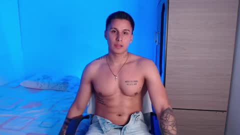 Snapshot of valentinosex_1 chatting on 10-08-25, 10:07 VALENTINO online show from 10-08-25, 10:07