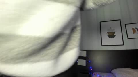 Snapshot of valeriaa_soler chatting on 12-17-24, 02:44 Valeria online show from 12-17-24, 02:44