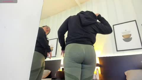 Snapshot of valeriaa_soler chatting on 02-22-25, 12:19 Valeria online show from 02-22-25, 12:19