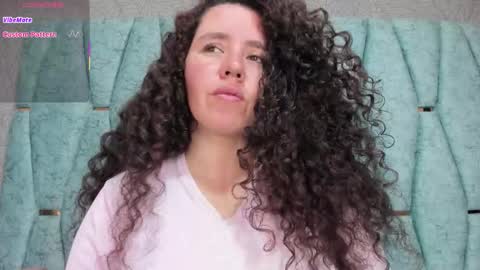 Snapshot of valeriaa_soler chatting on 10-15-25, 01:33 Valeria online show from 10-15-25, 01:33