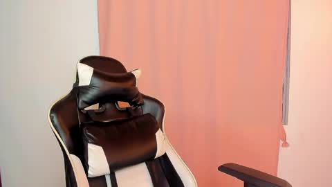 Snapshot of valeriie_pretty chatting on 02-27-25, 03:47 Vale online show from 02-27-25, 03:47