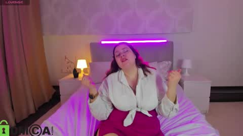 Snapshot of valery_grand chatting on 02-15-26, 01:35 Valery online show from 02-15-26, 01:35