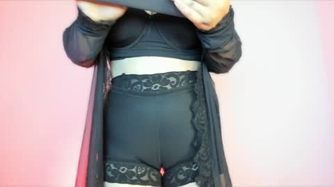 Snapshot of valerysoto_ chatting on 01-15-25, 10:49 Valery Soto online show from 01-15-25, 10:49