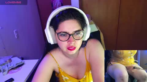 Snapshot of vallolet1_ chatting on 12-27-24, 01:11 Im Violet online show from 12-27-24, 01:11