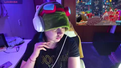 Snapshot of vallolet1_ chatting on 12-30-24, 01:37 Im Violet online show from 12-30-24, 01:37