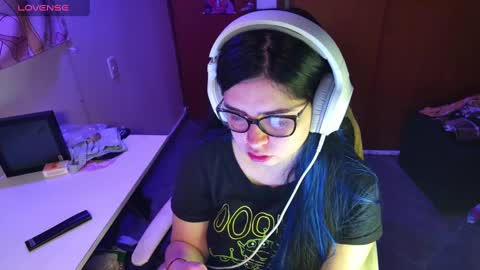 Snapshot of vallolet1_ chatting on 01-01-25, 12:11 Im Violet online show from 01-01-25, 12:11