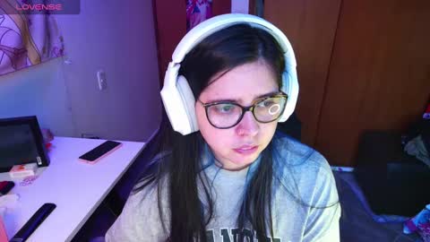 Snapshot of vallolet1_ chatting on 01-12-25, 10:33 Im Violet online show from 01-12-25, 10:33