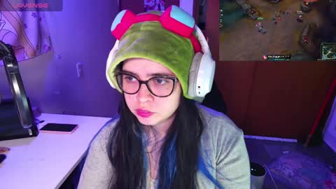 Snapshot of vallolet1_ chatting on 01-23-25, 02:23 Im Violet online show from 01-23-25, 02:23